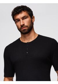 Ombre Clothing - T-shirt męski dzianinowy z guzikami przy dekolcie – czarny V2. Okazja: na co dzień. Kolor: czarny. Materiał: dzianina. Wzór: paski. Styl: casual, elegancki