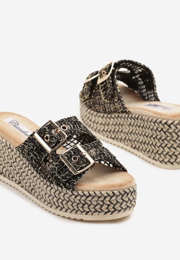 Renee - Czarne Tweedowe Klapki na Koturnie z Plecionką Desinora. Okazja: na co dzień, na imprezę. Kolor: czarny. Materiał: jeans. Sezon: lato. Obcas: na koturnie. Styl: boho, elegancki, casual. Wysokość obcasa: średni