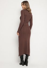 Born2be - Brązowa Sweterkowa Sukienka z Wiskozą Ozdobiona Metalicznymi Guzikami Eldatila. Okazja: na co dzień, na spacer. Kolor: brązowy. Materiał: wiskoza. Wzór: aplikacja. Typ sukienki: proste. Styl: klasyczny, casual #6