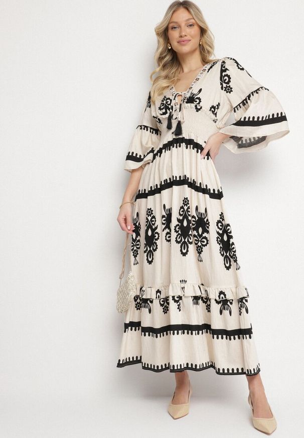 Born2be - Biało-Czarna Sukienka Boho z Wiskozą w Etniczny Wzór z Szeroką Gumką w Pasie Efanielis. Okazja: na co dzień, na imprezę. Typ kołnierza: dekolt w serek. Kolor: czarny. Materiał: wiskoza. Wzór: aplikacja. Sezon: lato. Styl: boho