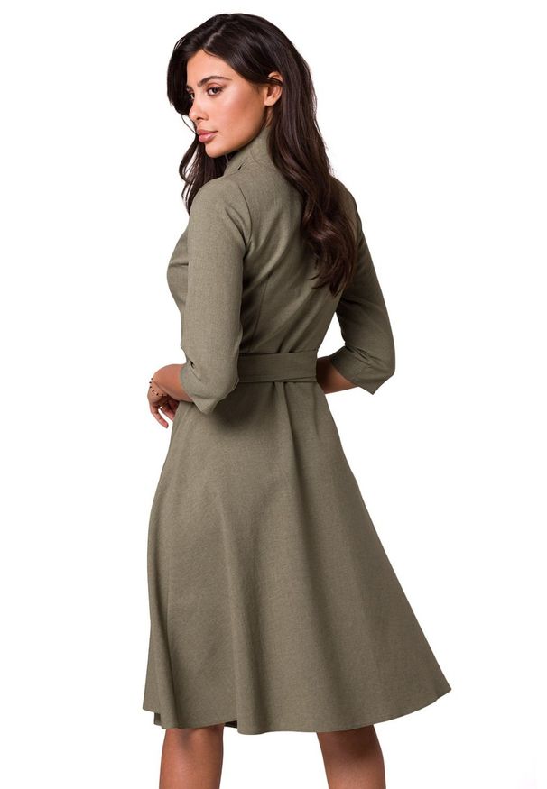 Sukienki.shop - Rozkloszowana sukienka kopertowa z wiązaniem w pasie khaki. Okazja: do pracy. Kolor: brązowy. Typ sukienki: kopertowe. Styl: wizytowy, elegancki