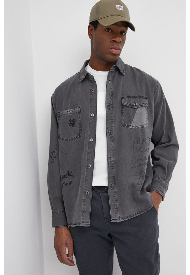 Desigual koszula jeansowa męska kolor szary relaxed z kołnierzykiem klasycznym. Typ kołnierza: kołnierzyk klasyczny. Kolor: szary. Materiał: jeans. Wzór: nadruk. Styl: klasyczny
