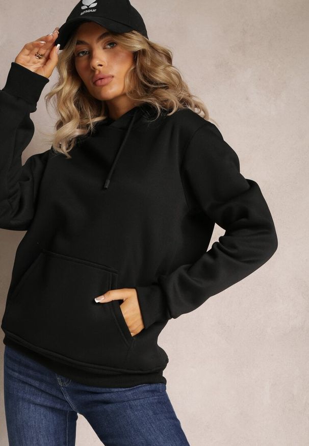 Renee - Czarna Bluza z Kapturem i Sznurkami oraz Kieszenią Wykończona Ściągaczami Vrokira. Typ kołnierza: kaptur. Kolor: czarny. Materiał: bawełna. Styl: sportowy, klasyczny