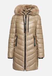 Born2be - Ciemnobeżowa Pikowana Kurtka z Kapturem i Futerkiem z Możliwością Odpięcia Elentina. Okazja: na co dzień, na spotkanie biznesowe, do pracy. Typ kołnierza: kaptur. Kolor: beżowy. Materiał: futro. Styl: biznesowy, casual #4