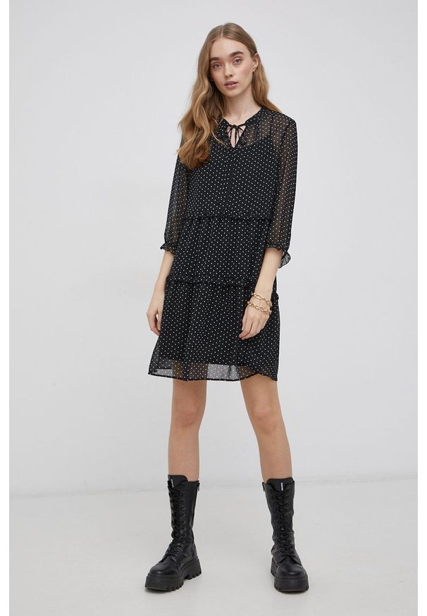 Vero Moda Sukienka kolor czarny mini prosta. Okazja: na co dzień. Kolor: czarny. Materiał: tkanina, poliester. Typ sukienki: proste. Styl: casual. Długość: mini