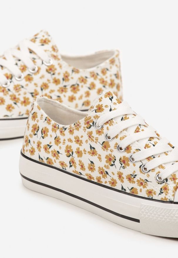 Born2be - Żółte Trampki z Cholewką Zdobioną Kwiatowym Wzorem Folaianna. Okazja: na co dzień, na spacer. Kolor: żółty. Materiał: jeans. Szerokość cholewki: normalna. Wzór: aplikacja, kwiaty. Styl: casual, klasyczny