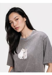 Reserved - Bawełniany t-shirt z nadrukiem - ciemnoszary. Kolor: szary. Materiał: bawełna. Wzór: nadruk