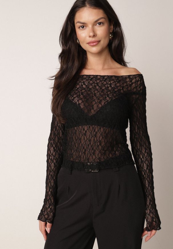 Born2be - Czarna Koronkowa Bluzka na Długi Rękaw z Dekoltem Typu Łódka Themenea. Okazja: do pracy, na co dzień. Typ kołnierza: dekolt w łódkę. Kolor: czarny. Materiał: koronka. Długość rękawa: długi rękaw. Długość: długie. Wzór: koronka. Styl: elegancki, klasyczny, casual