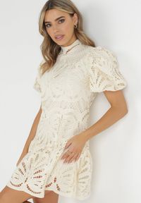 Born2be - Jasnobeżowa Sukienka Cilleis. Typ kołnierza: kołnierzyk stójkowy. Kolor: beżowy. Materiał: koronka. Wzór: ażurowy, aplikacja, koronka. Styl: elegancki. Długość: mini #6