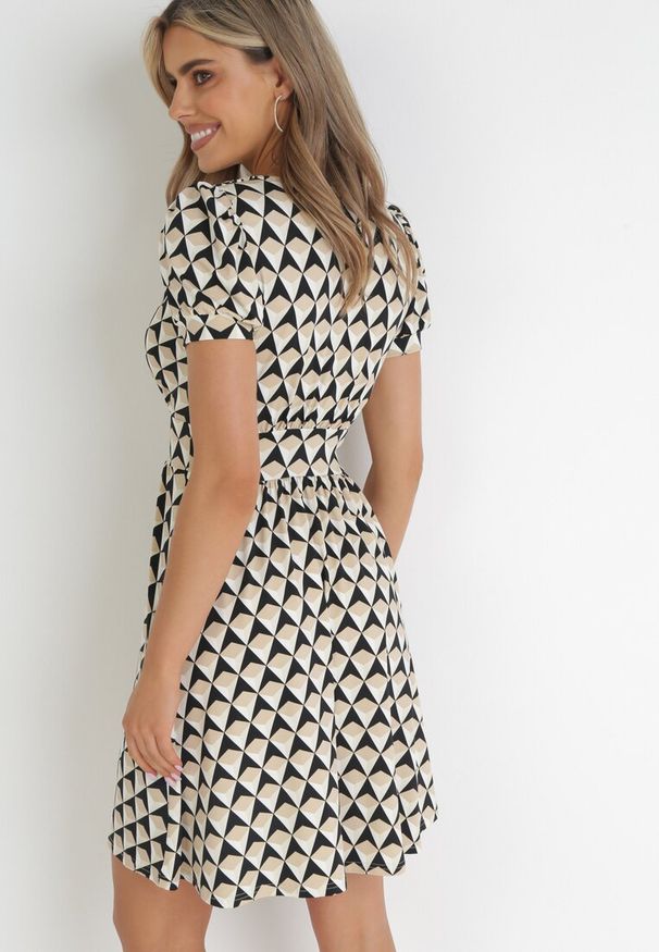 Born2be - Beżowa Kopertowa Sukienka Mini z Krótkim Rękawem i Głębokim Dekoltem Makepet. Okazja: na co dzień. Kolor: beżowy. Materiał: tkanina. Długość rękawa: krótki rękaw. Typ sukienki: kopertowe. Styl: casual. Długość: mini