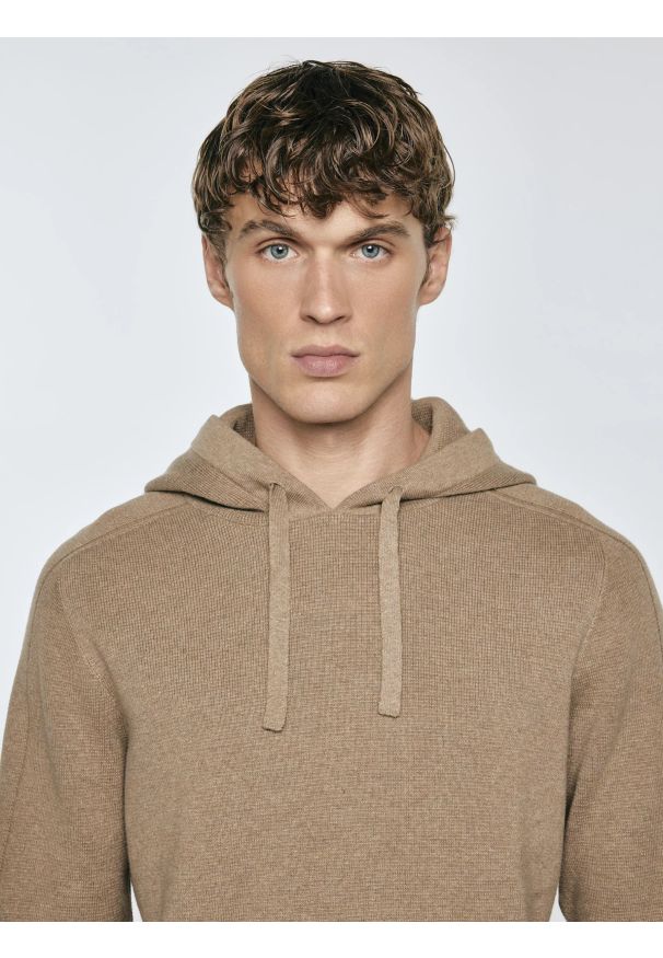 Big-Star - Sweter męski z kapturem beżowy Hoodsy 805. Typ kołnierza: kaptur. Kolor: beżowy. Materiał: jeans. Styl: klasyczny