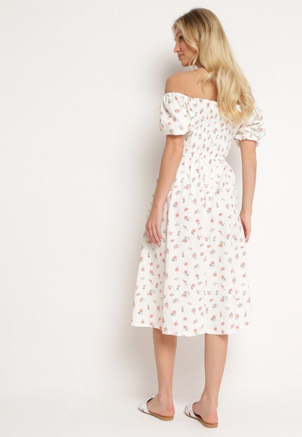 Born2be - Biało-Różowa Rozkloszowana Sukienka w Kwiaty Typu Hiszpanka z Marszczonym Dekoltem Blueria. Okazja: na co dzień. Typ kołnierza: dekolt hiszpanka. Kolor: biały. Długość rękawa: krótki rękaw. Wzór: kwiaty. Sezon: lato. Styl: casual, elegancki