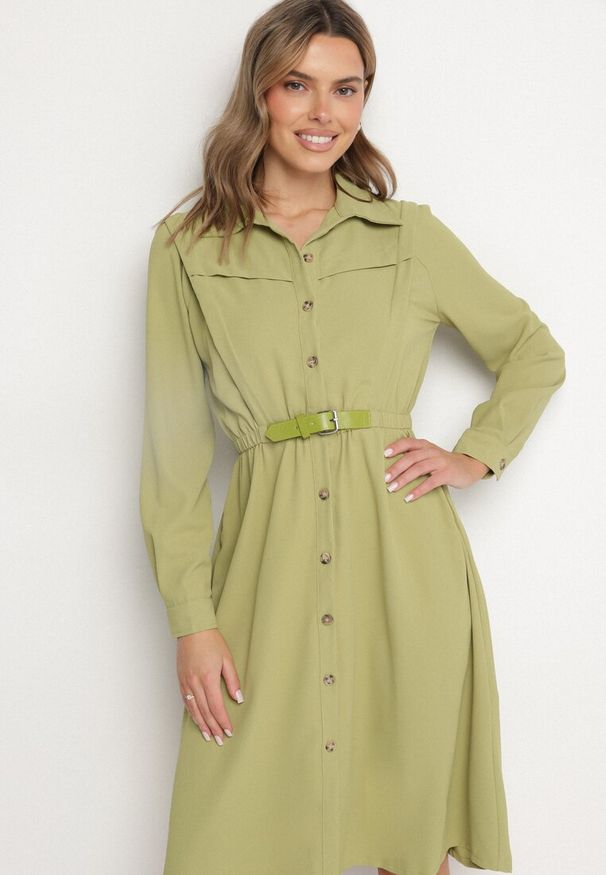 Born2be - Ciemnozielona Sukienka Midi z Gumką w Pasie i Dodatkowym Paskiem ze Sprzączką Zawadi. Kolor: zielony. Styl: elegancki. Długość: midi