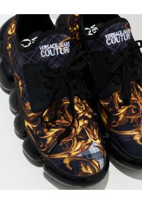 Versace Jeans Couture - VERSACE JEANS COUTURE - Czarne sneakersy z barokowym nadrukiem. Nosek buta: okrągły. Kolor: czarny. Materiał: guma, materiał. Szerokość cholewki: normalna. Wzór: nadruk #5