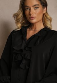 Renee - Czarna Koszula z Ozdobnymi Falbankami Jeneviella. Okazja: na co dzień. Typ kołnierza: kołnierz z falbankami. Kolor: czarny. Wzór: aplikacja. Styl: klasyczny, casual #5