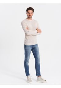 Ombre Clothing - Sweter męski z teksturą i półokrągłym dekoltem - beżowy V6. Kolor: beżowy. Materiał: akryl, bawełna. Długość rękawa: długi rękaw. Długość: długie. Wzór: aplikacja