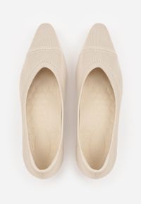 Renee - Beżowe Czółenka VICES na Niskim Obcasie z Elastycznej Dzianiny z Amortyzującą Wkładką Zaehira. Nosek buta: szpiczasty. Kolor: beżowy. Materiał: dzianina. Szerokość cholewki: normalna. Obcas: na obcasie. Wysokość obcasa: niski #7