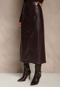 Renee - Bordowa Ołówkowa Spódnica z Imitacji Skóry z Paskiem z Wyrazistą Klamrą Rewedana. Kolor: czerwony. Materiał: skóra. Długość: krótkie. Styl: elegancki #4