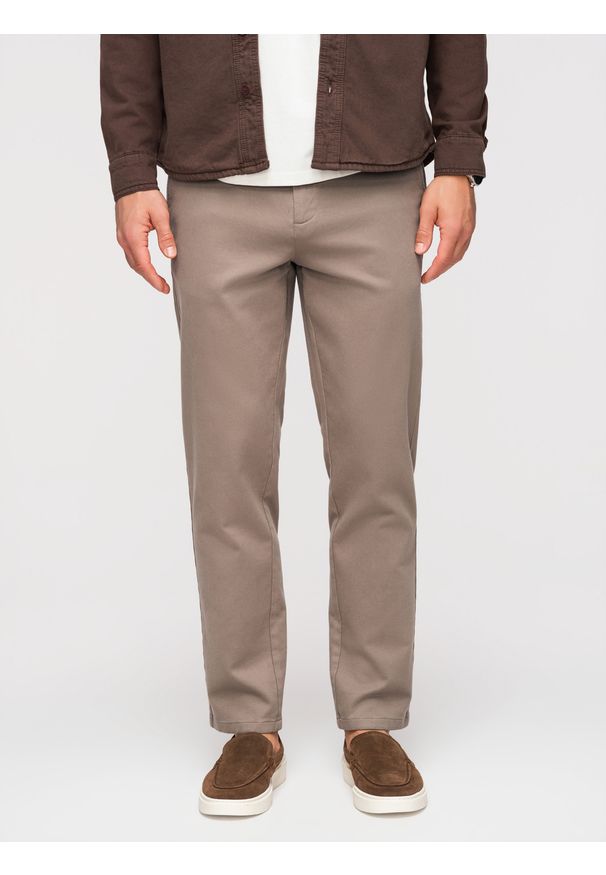 Ombre Clothing - Spodnie męskie chino SLIM FIT z delikatną teksturą - popielate V1 - Rozmiar: XL. Okazja: na co dzień. Kolor: szary. Materiał: materiał, tkanina, guma, elastan, bawełna. Styl: casual, klasyczny
