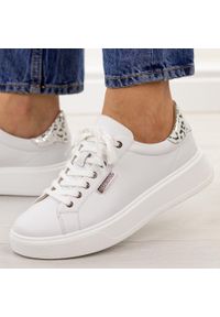 POTOCKI - Białe skórzane półbuty damskie na platformie Potocki 19398. Okazja: na co dzień. Nosek buta: okrągły. Zapięcie: sznurówki. Kolor: biały. Szerokość cholewki: normalna. Materiał: skóra. Sezon: wiosna, jesień, lato. Obcas: na platformie. Styl: casual, elegancki, klasyczny #1