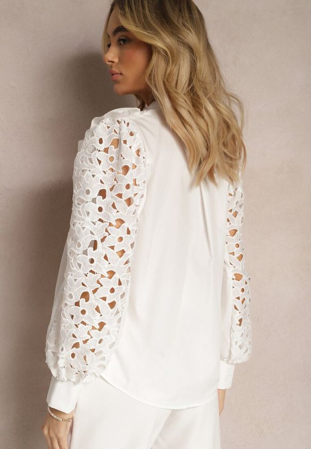 Renee - Biała Koszula na Guziki z Ażurowymi Wstawkami i Falbanką Nalthea. Kolor: biały. Wzór: ażurowy