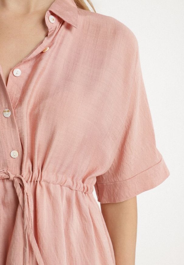 Born2be - Różowa Sukienka Koszulowa z Wiskozy z Kołnierzykiem i Wiązaniem Nanieria. Okazja: na co dzień. Kolor: różowy. Materiał: wiskoza. Długość rękawa: krótki rękaw. Typ sukienki: koszulowe. Styl: boho, casual