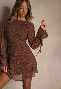Renee - Brązowa Sukienka Vices Ozdobiona Transparentnymi Rękawami i Kropkami Celziva. Okazja: na co dzień. Kolor: brązowy. Materiał: koronka. Wzór: aplikacja, kropki. Styl: casual, elegancki #3