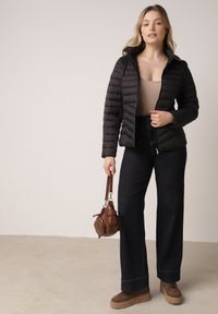 Born2be - Czarna Klasyczna Kurtka Przejściowa z Pikowaniem i Odpinanym Kapturem Pretiella. Okazja: na spacer, na co dzień. Kolor: czarny. Materiał: jeans, nylon. Styl: klasyczny #8