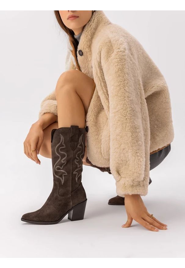 Ryłko - Brązowe kozaki kowbojki z przeszyciami. Zapięcie: zamek. Kolor: brązowy. Szerokość cholewki: normalna. Wzór: aplikacja. Materiał: welur, skóra. Sezon: jesień, wiosna. Obcas: na obcasie. Styl: street. Wysokość obcasa: średni