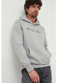 TOMMY HILFIGER - Tommy Hilfiger bluza męska kolor szary z kapturem wzorzysta. Typ kołnierza: kaptur. Kolor: szary. Materiał: bawełna, dzianina. Długość rękawa: długi rękaw. Długość: długie