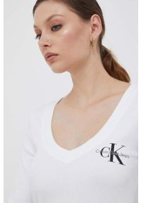 Calvin Klein Jeans longsleeve damski kolor biały. Kolor: beżowy. Długość rękawa: długi rękaw. Długość: długie. Wzór: aplikacja #5