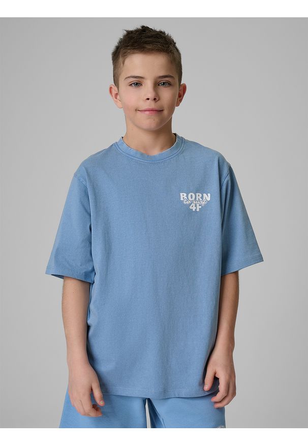 4f - 4F T-shirt loose z nadrukiem chłopięcy - niebieski 134/140 (8-10 lat). Okazja: na co dzień, na uczelnię, na spacer. Kolor: niebieski. Materiał: dzianina, skóra, materiał, bawełna. Wzór: nadruk. Sezon: lato. Styl: casual
