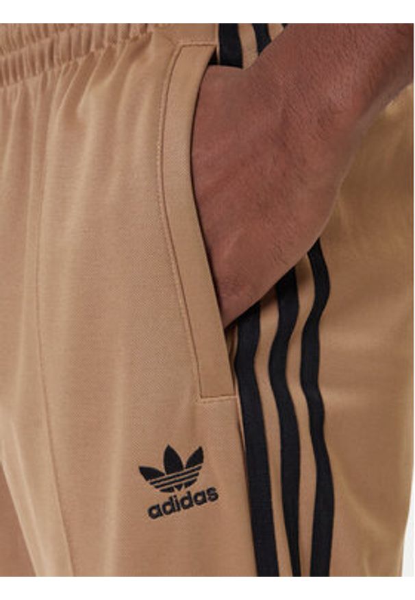 Adidas - adidas Spodnie dresowe adicolor Firebird JY1419 Beżowy Baggy Fit. Kolor: beżowy. Materiał: bawełna