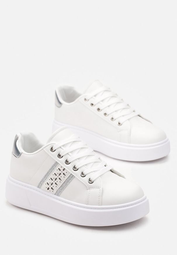 Born2be - Biało-Srebrne Sneakersy na Platformie z Ażurowym Zdobieniem Jovieni. Kolor: biały. Materiał: jeans. Wzór: ażurowy, aplikacja. Obcas: na platformie