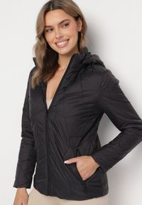 Born2be - Czarna Pikowana Kurtka Przejściowa z Odpinanym Kapturem Ninorwena. Okazja: na co dzień. Kolor: czarny. Styl: casual, elegancki, klasyczny #2