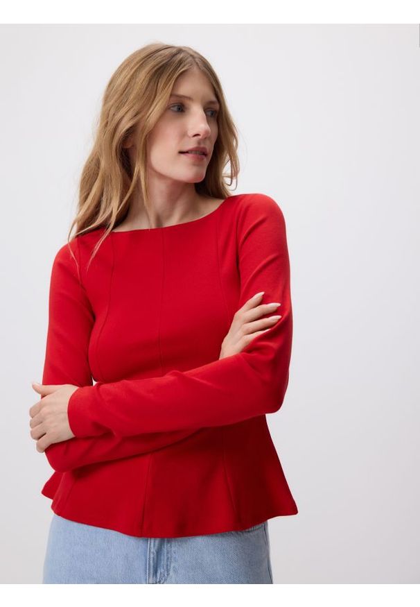 Reserved - Bluzka z baskinką - czerwony. Kolor: czerwony. Materiał: dzianina, bawełna. Wzór: gładki