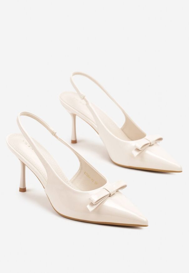 Renee - Beżowe Lakierowane Sandały Szpilki Vices Typu Slingback z Kokardą Dorozia. Okazja: na spotkanie biznesowe, na co dzień. Kolor: beżowy. Materiał: lakier. Obcas: na szpilce. Styl: elegancki, biznesowy, klasyczny, casual. Wysokość obcasa: średni