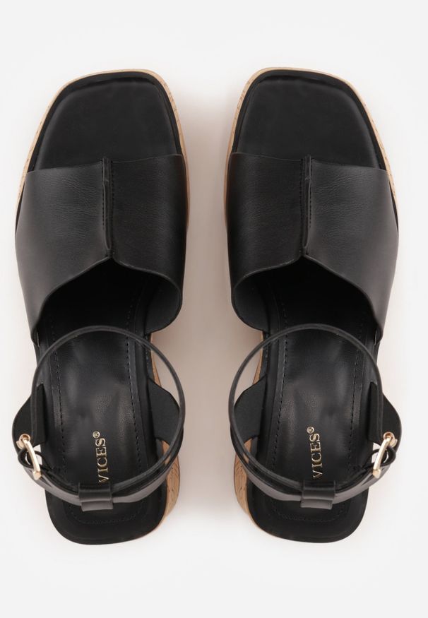 Renee - Czarne Sandały z Klamerką VICES na Koturnie Stylizowanym na Drewniany Lynnoris. Okazja: na imprezę, na co dzień. Zapięcie: pasek. Kolor: czarny. Sezon: lato. Obcas: na koturnie. Styl: boho, casual