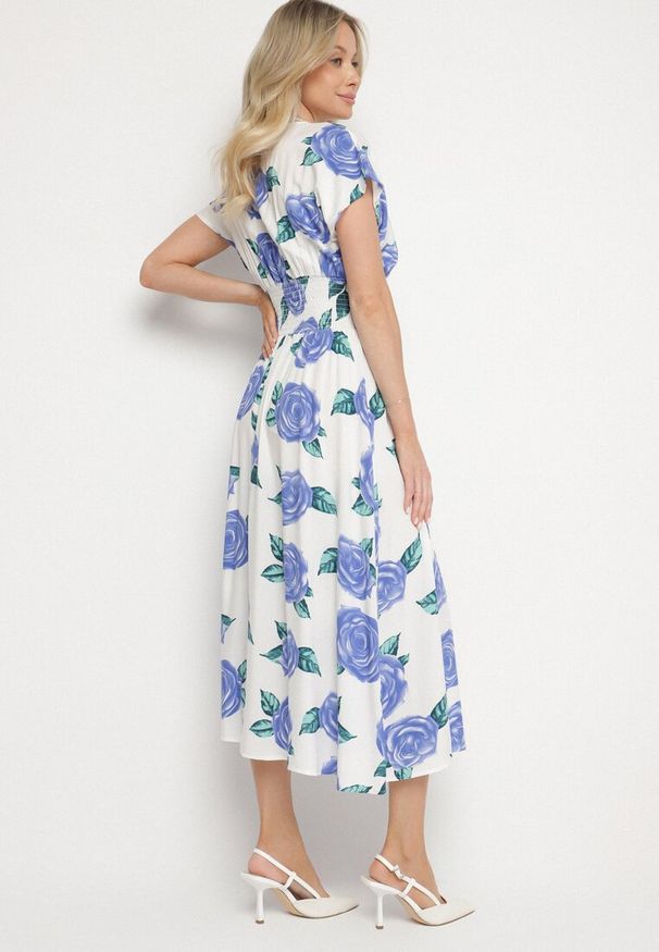 Born2be - Niebiesko-Biała Kopertowa Sukienka z Bawełną w Kwiaty Tdivana. Okazja: na spacer. Typ kołnierza: dekolt w kształcie V. Kolor: niebieski. Materiał: bawełna. Wzór: kwiaty. Sezon: wiosna, lato. Typ sukienki: kopertowe. Styl: elegancki