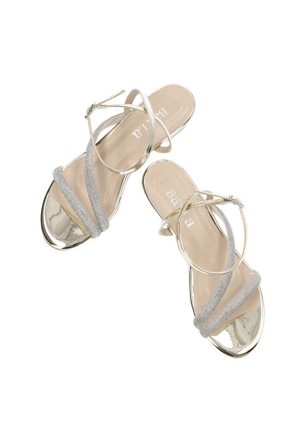 Złote Sandały Bayla Eleganckie Płaskie Buty. Okazja: na wesele, na ślub cywilny, na imprezę. Zapięcie: pasek. Kolor: złoty. Materiał: skóra ekologiczna, lakier. Wzór: paski, aplikacja. Sezon: lato. Obcas: na obcasie. Styl: elegancki