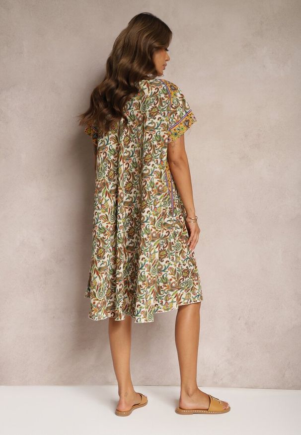 Renee - Jasnobeżowa Rozkloszowana Sukienka z Wiskozy w Kwiaty Rivanira. Okazja: na co dzień. Kolor: beżowy. Materiał: wiskoza. Wzór: kwiaty. Sezon: lato. Typ sukienki: proste. Styl: casual