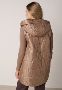 Born2be - Jasnobrązowa Pikowana Kamizelka o Długim Kroju z Nieodpinanym Kapturem i Aplikacją Koretes. Okazja: na co dzień. Kolor: brązowy. Materiał: prążkowany, poliester. Długość: długie. Wzór: aplikacja. Styl: casual #3