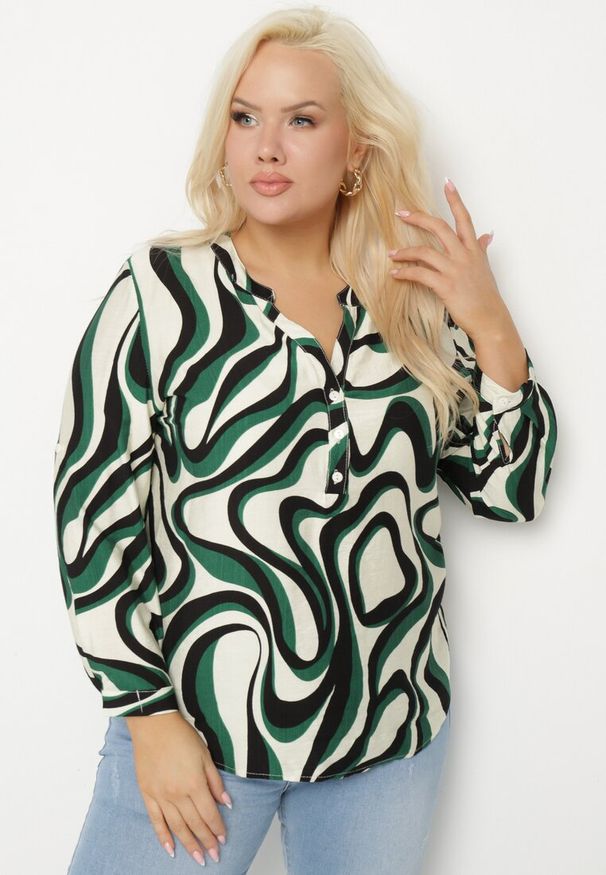 Born2be - Zielona Koszula z Wiskozą Bez Kołnierzyka w Abstrakcyjny Print Arasena. Okazja: na co dzień. Typ kołnierza: bez kołnierzyka. Kolekcja: plus size. Kolor: zielony. Materiał: wiskoza. Wzór: nadruk. Styl: elegancki, casual