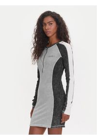 Guess Sukienka codzienna W5YK79 K1D80 Szary Regular Fit. Okazja: na co dzień. Kolor: szary. Materiał: bawełna. Typ sukienki: proste. Styl: casual