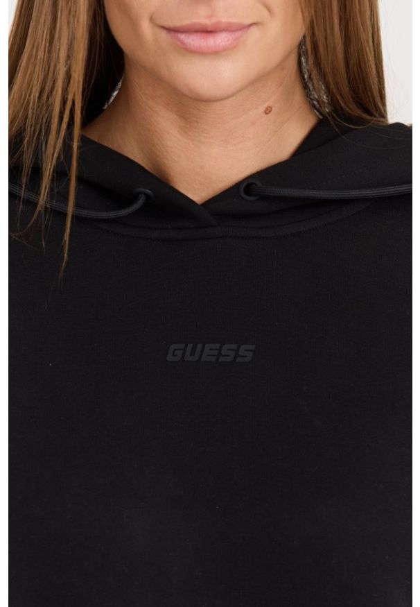 Guess - GUESS Czarna damska bluza Carla Hooded, Rozmiar M. Okazja: na co dzień. Kolor: czarny. Materiał: poliester, bawełna. Długość rękawa: długi rękaw. Długość: długie. Styl: casual