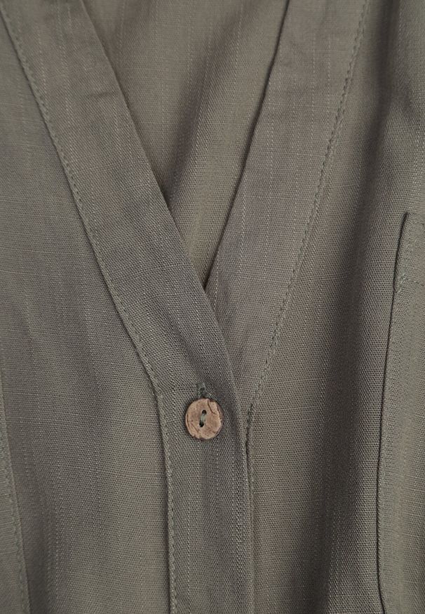 Born2be - Zielona Bawełniana Sukienka Koszulowa w Stylu Safari z Wiązanym Paskiem Atusea. Okazja: na co dzień. Typ kołnierza: typu klepsydra. Kolor: zielony. Materiał: bawełna. Typ sukienki: koszulowe. Styl: casual, elegancki