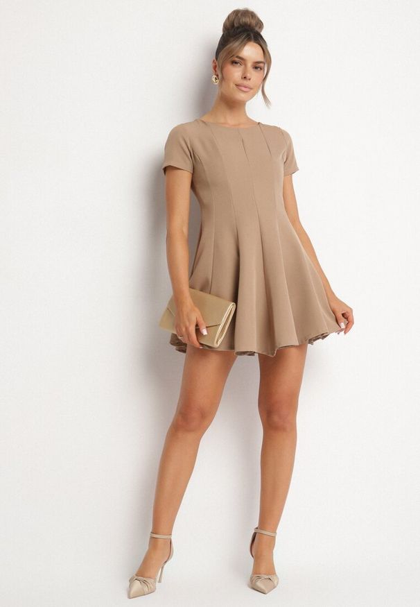 Born2be - Ciemnobeżowa Rozkloszowana Sukienka z Krótkim Rękawem i Ozdobnymi Przeszyciami Meporea. Okazja: na co dzień. Kolor: beżowy. Długość rękawa: krótki rękaw. Styl: casual, elegancki, klasyczny