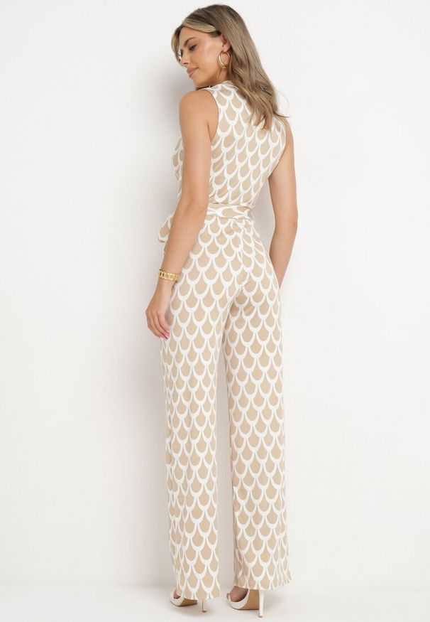 Born2be - Beżowy Taliowany Kombinezon z Kopertowym Dekoltem i Materiałowym Paskiem w Talii Feranea. Okazja: na co dzień. Kolor: beżowy. Materiał: materiał. Styl: casual, elegancki, klasyczny