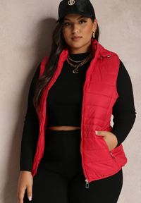 Renee - Czerwona Kamizelka Pikowana z Kapturem Rithe. Typ kołnierza: kaptur. Kolekcja: plus size. Kolor: czerwony. Materiał: materiał. Styl: sportowy
