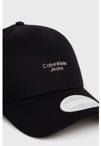 Calvin Klein Jeans czapka bawełniana kolor czarny z aplikacją. Kolor: czarny. Materiał: bawełna. Wzór: aplikacja